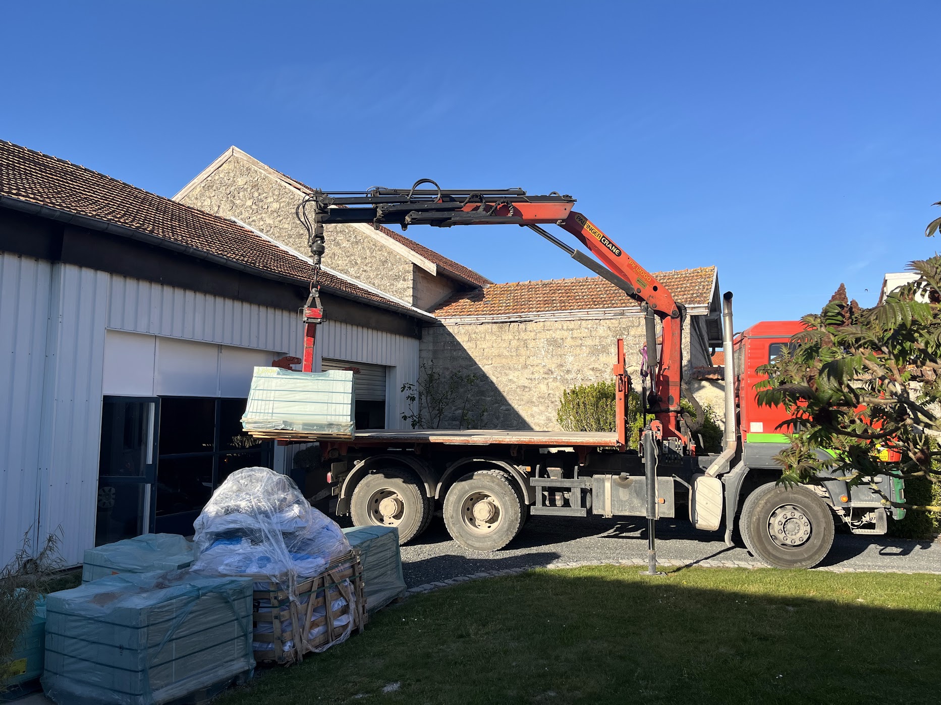 Livraison Aumépierre par camion-grue 8x4